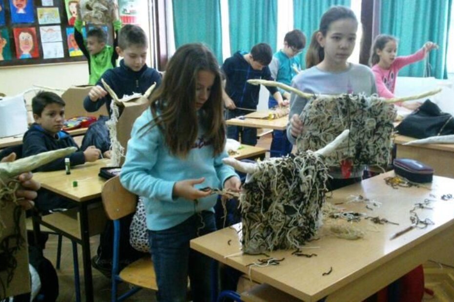 Učenice i učenici 4. b razreda OŠ Poreč pod vodstvom učiteljice Orijane Berneš izrađuju svoje halubajske zvončarske maske