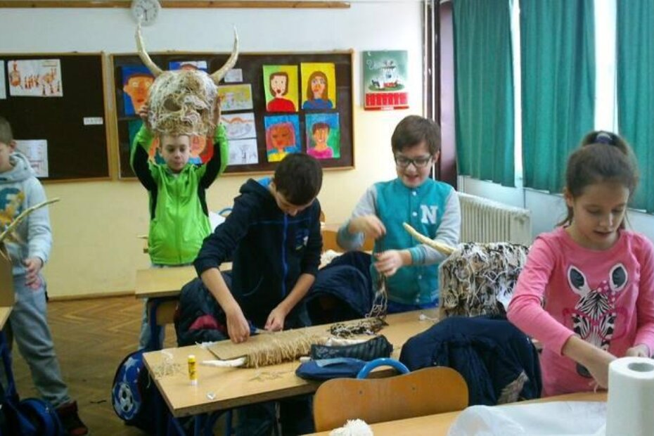 Učenice i učenici 4. b razreda OŠ Poreč pod vodstvom učiteljice Orijane Berneš izrađuju svoje halubajske zvončarske maske