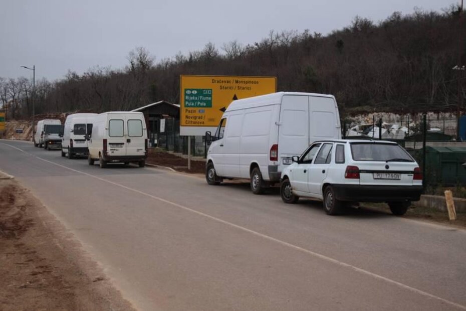 Dovezu otpad, a vozila ostavljaju na prometnici