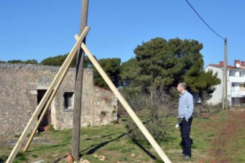 Drveni stup koji HEP planira maknuti nije na Fiduciosovoj nego susjednoj parceli (N. LAZAREVIĆ)