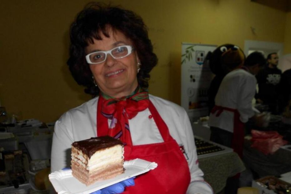 Dragica Lukin s komadom popularne torte Istriana (Davor ŠIŠOVIĆ)