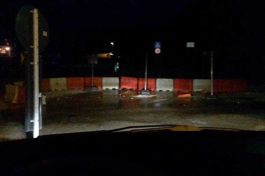Vandali su plastične prepreke raširili preko prometnice