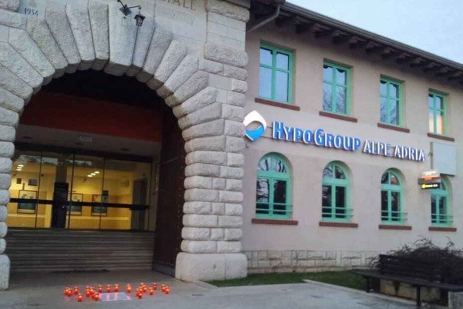 Svijeće pred Hypo bankom u Poreču