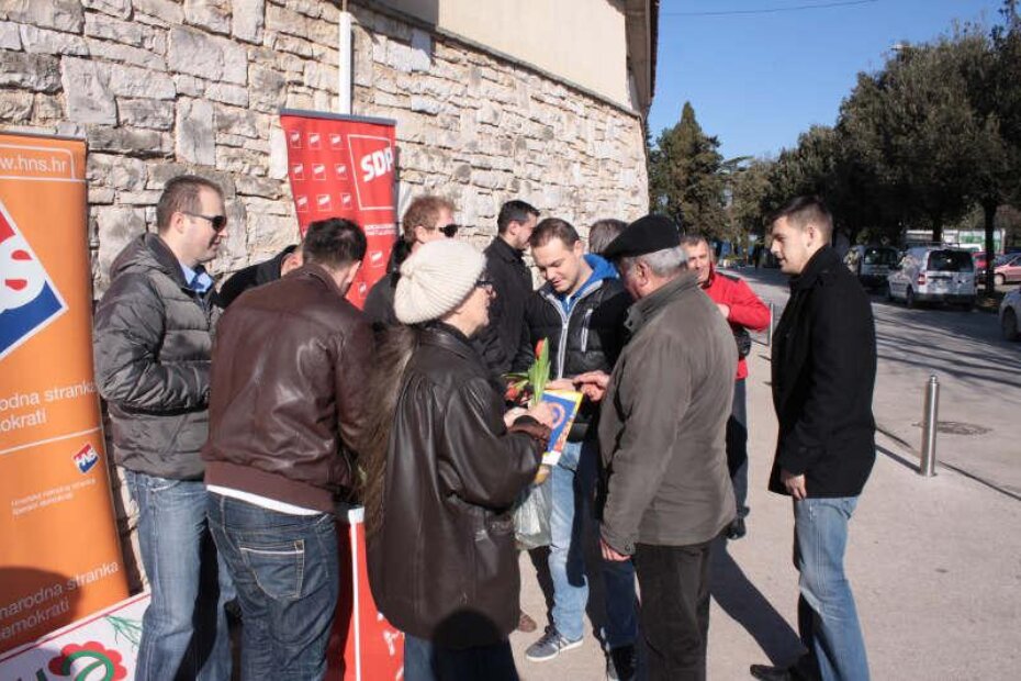 Jučer ujutro su članovi koalicije na gradskoj tržnici sugrađankama dijelili cvijeće i predizborne letke