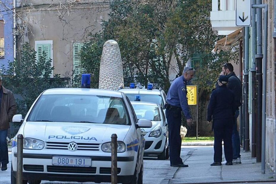 Policijska vozila ispred pulske Škole za ugostiteljstvo, turizam i trgovinu zbog lažne dojave o bombi (D. MEMEDOVIĆ)