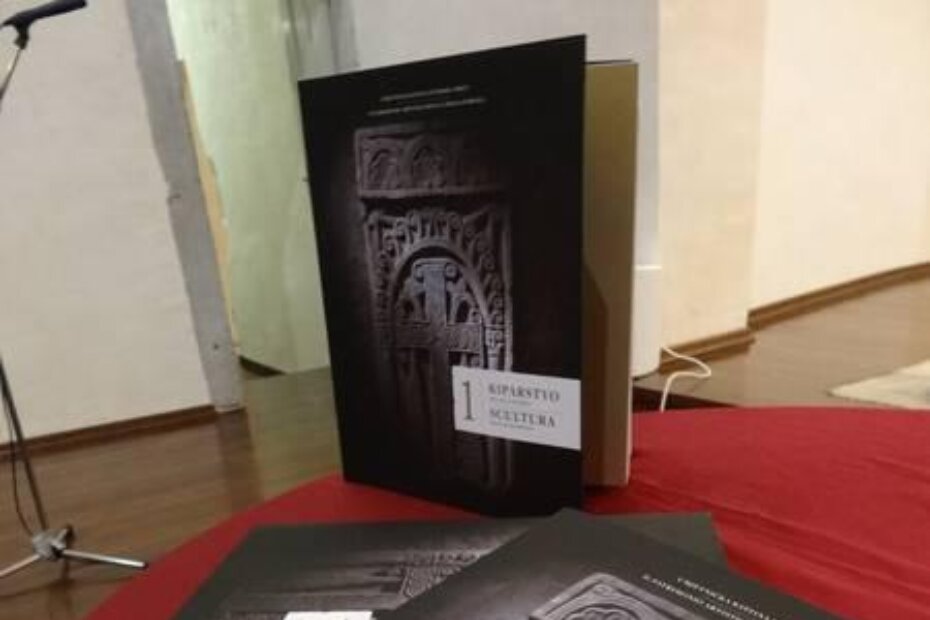 Knjiga "Kiparstvo I: od 4.do 13. stoljeća - Scultura I: dal IV al XIII secolo" Ivana Matejčića i Sunčice Mustač