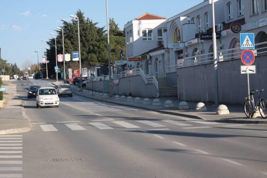 Pješaci odahnuli: pločnik ispred Porezne uprave je do prije nekoliko tjedana bio pretrpan vozilima, a sad je čist