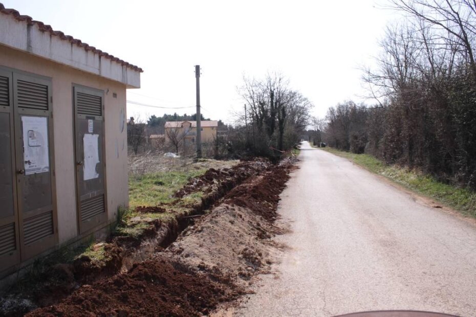 Kanal od trafostanice duž prometnice prema Poreču