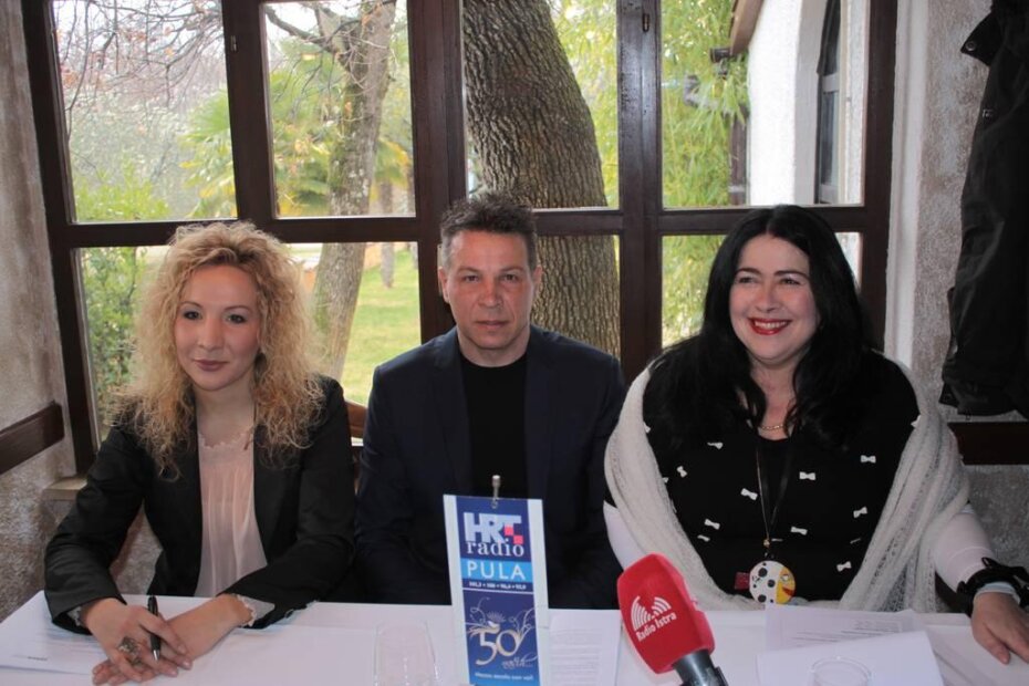 Direktorica sajma Promohotel Ivana Štiković, direktor tvrtke Studio 053 Franko Štiković i  predsjednica Udruge Bioistra magistrica Vlasta Radoičić na konferenciji za novinare u Istarskoj konobi Buići