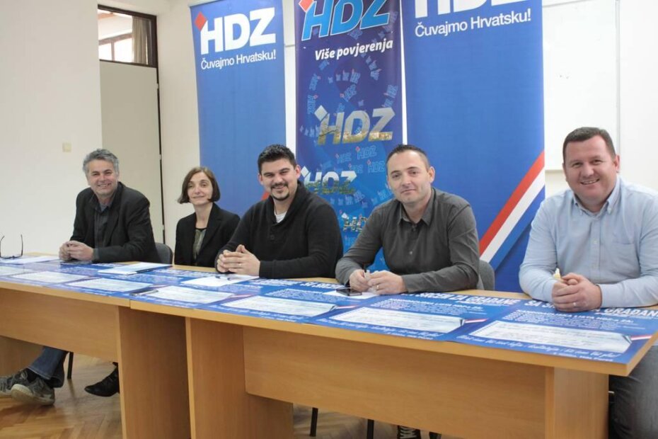 Nositelji lista HDZ-a na izborima za MO 2015. Mirko Marić, Emilija Pavić, Nino Smolčić, Dražen Prgić i predsjednik mladeži HDZ-a Poreča Robert Đaković  (foto: arhiv parentium.com)