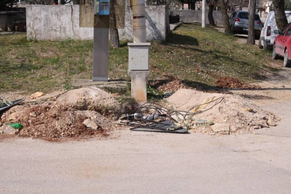 Rupa u asfaltu u Kadumima dugo stoji nesanirana