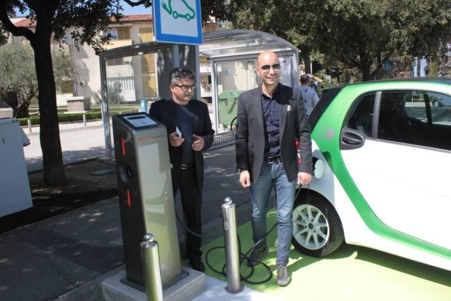 Gradonačelnik Edi Štifanić i Uroš Krmac iz koparske podružnice ljubljanske tvrtke Avant car