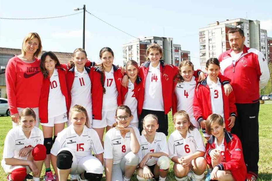 Ekipa igračica sa trenerima