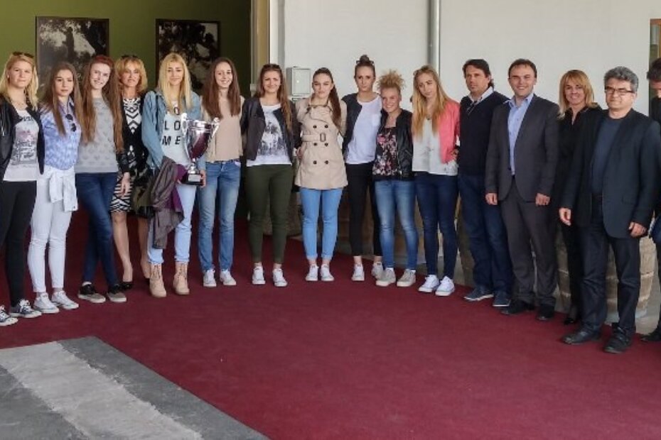 Svi sudionici domjenka za odbojkašice OK Poreč