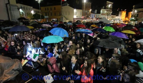 Ivan Dečak, Vatra, lokalni bendovi i Gogo usprkos kiši nastupili na Trgu slobode