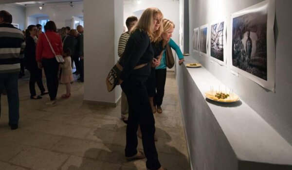 U Maloj galeriji otvorena izložba fotografija 'Jučer // Sutra' autora Zorana Marinovića