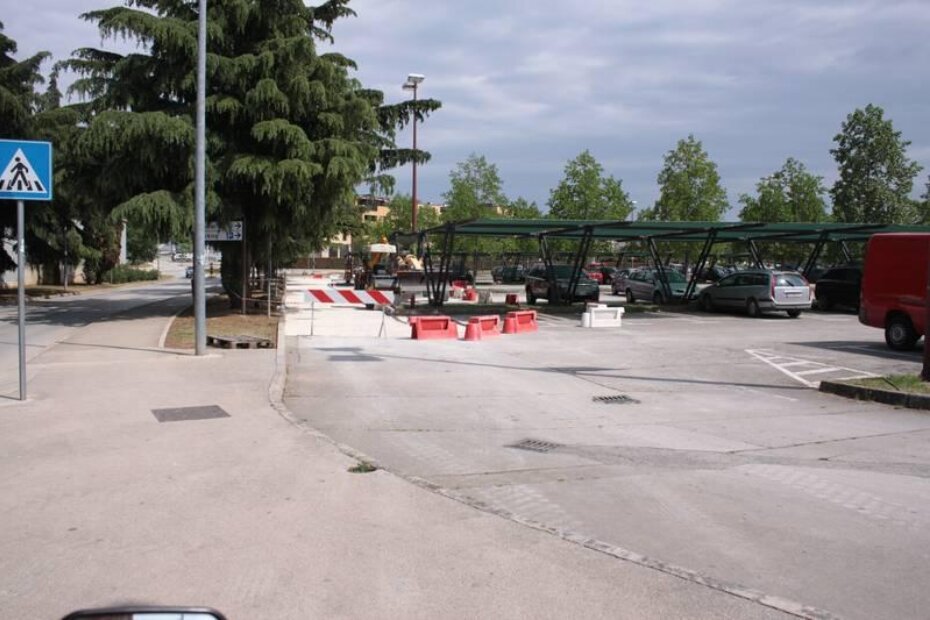 Radovi na sanaciji asfalta na velikom gradskom parkiralištu