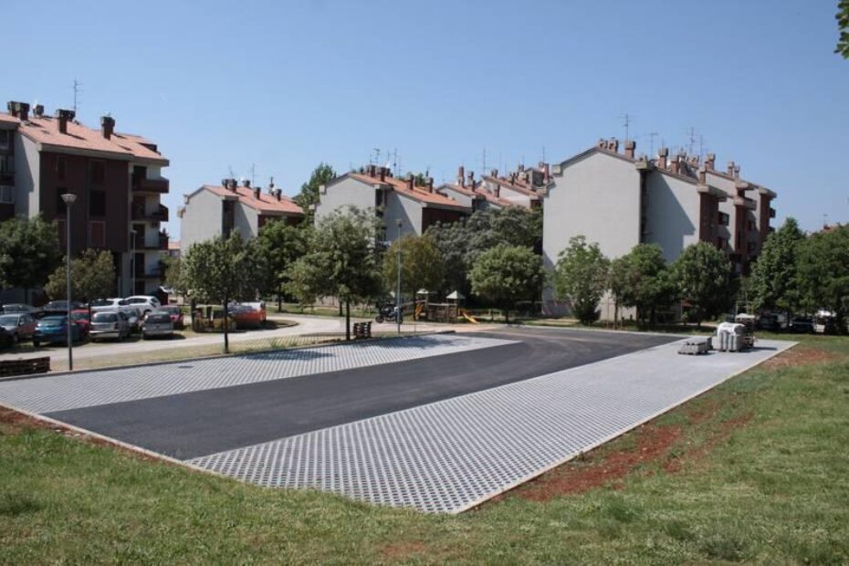 Danas je asfaltirano prošireno parkiralište u naselju Mate Balota