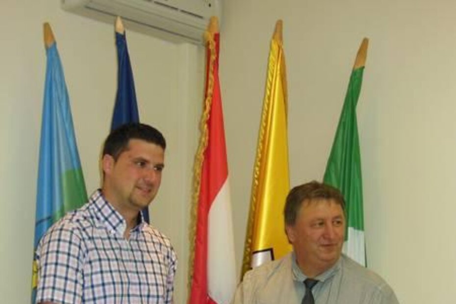 Općinski načelnik Marko Ferenac i direktor tvrtke Mezei-Vill d.o.o. Jozsef Mezei na potpisivanju ugovora