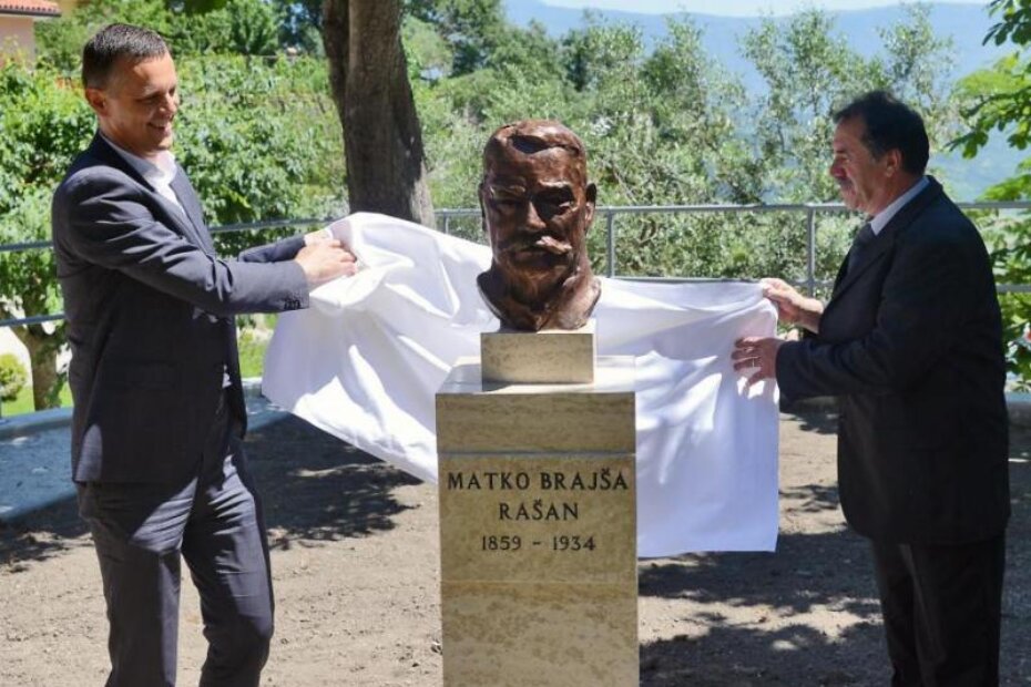 Istarski župan Valter Flego i Ivan Franković, načelnik Općine Pićan otkrivaju bistu Matka Brajše Rašana (Manuel ANGELINI)
