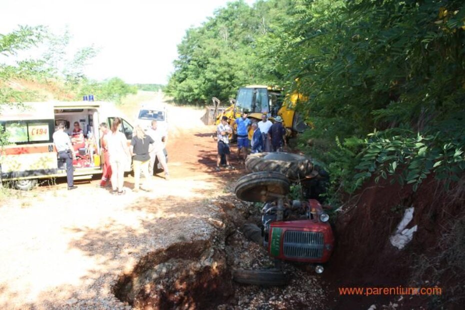 Traktor se prevrnuo na bok i završio u odvodnom kanalu