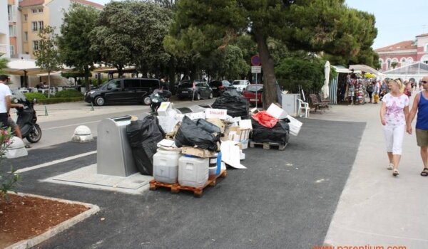 Dan antifašističke borbe u Poreču proslavljen izložbom smeća na gradskoj rivi