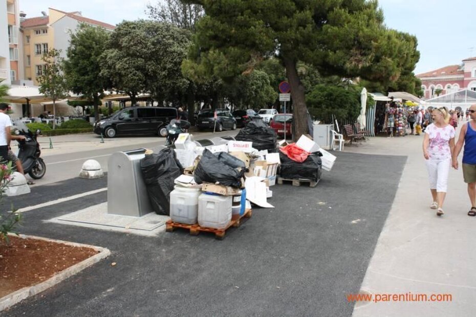 Hrpa smeća na gradskoj rivi - pored kontejnera