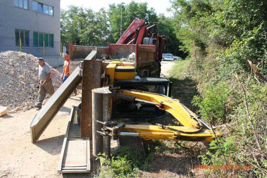 Radni stroj prevrnuo se prilikom iskrcaja sa kamiona