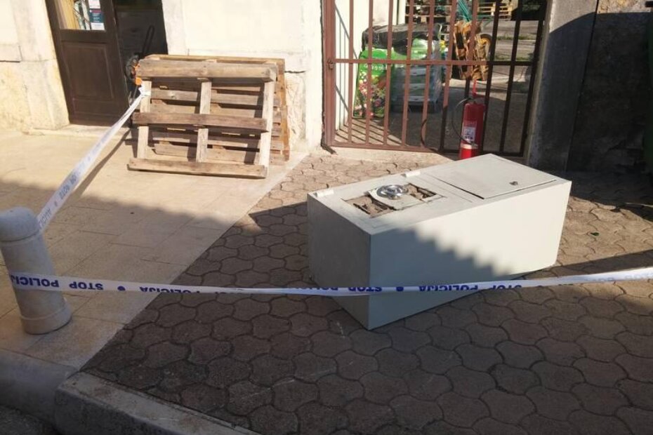 Zasad nepoznati počinitelji ukrali su i odbacili sef