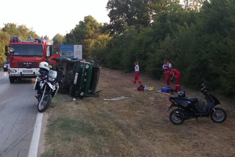 Djelatnici porečke ispostave Zavoda za javno zdravstvo pružaju pomoć ozlijeđenom vozaču kombija