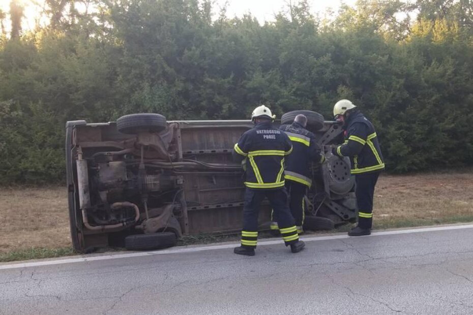 Vatrogasci su se pobrinuli za sigurnost prevrnutog vozila