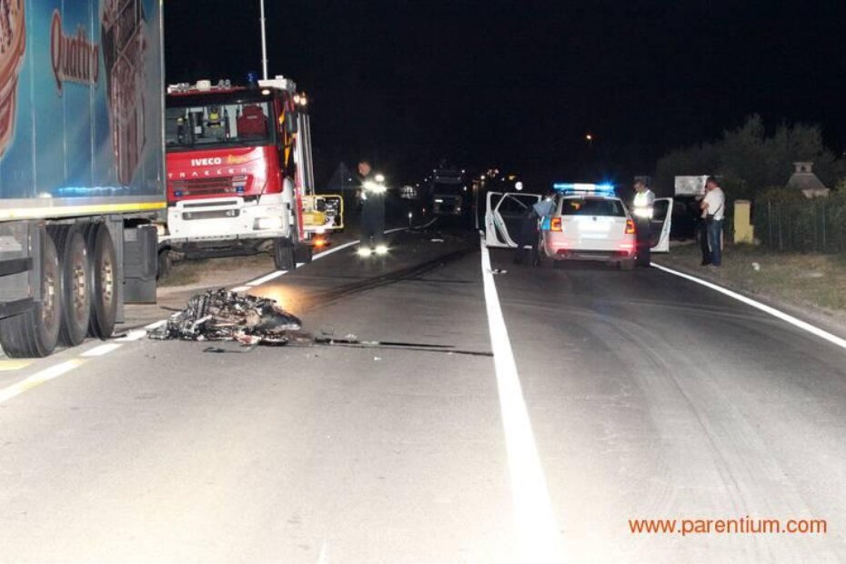 Motocikl je nakon sudara sa osobnim automobilom podletio pod kamion koji ga je odvukao nekoliko desetaka metara