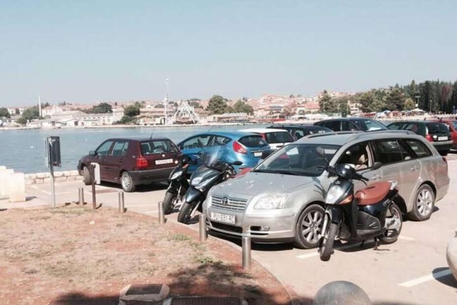 Avensis parkiran na mjestu za motocikle