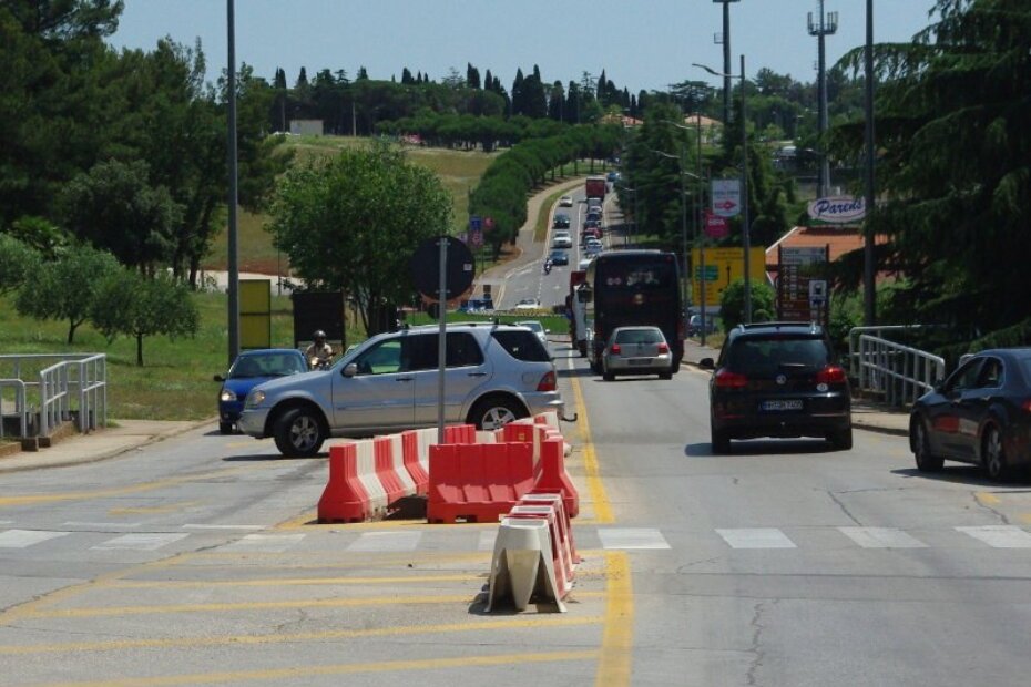 Rješenje sa provizornim desnim skretačima nije zadovoljavalo građane pa su namjerno kršili prometne propise i ugrožavali sebe i druge sudionike u prometu