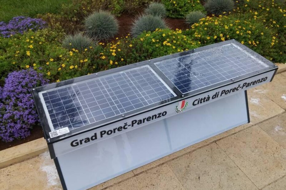 Nova pametna klupa - lampa - punjač na gradskoj rivi u Poreču