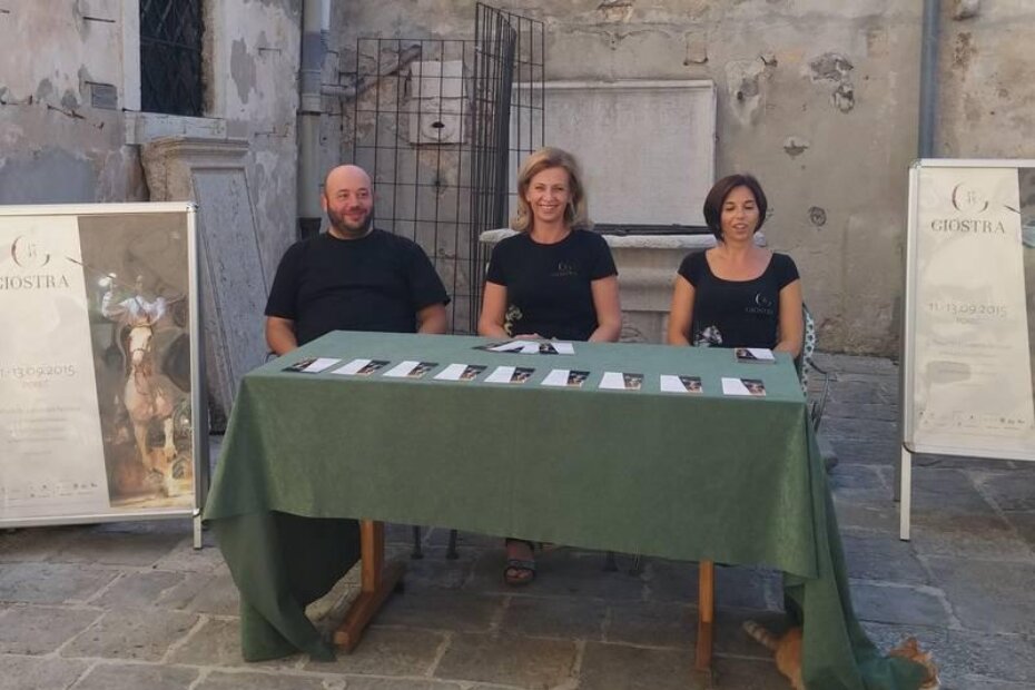 Gaetano Benčić. Elena Uljančić-Vekić, Sabrina Bonita - Žužić i mačak Bingo Sincich na konferenciji za novinare u lapidariju Zavičajnog muzeja Poreštine