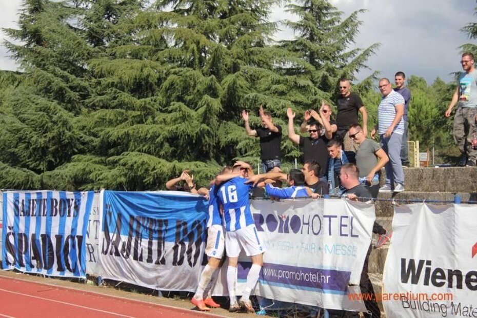 Enis Šoškić u zagrljaju vjernih Šajeta nakon jednog od danas tri postignuta zgoditka