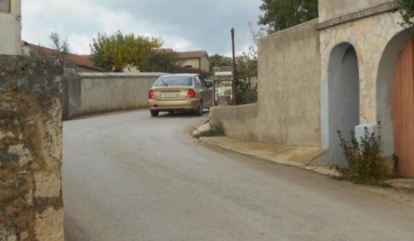 Majkusi: Unatoč zabrani, kamioni prečicom preko sela