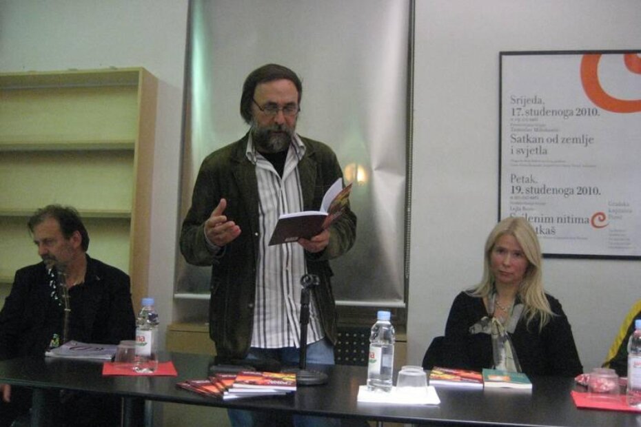 Tomislav Milohanić na predstavljanju svoje knjige Satkan od zemlje i svjetla u Gradskoj knjižnici Poreč