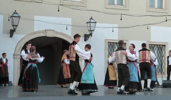 Upisi na tečaj tradicijskih plesova za odrasle