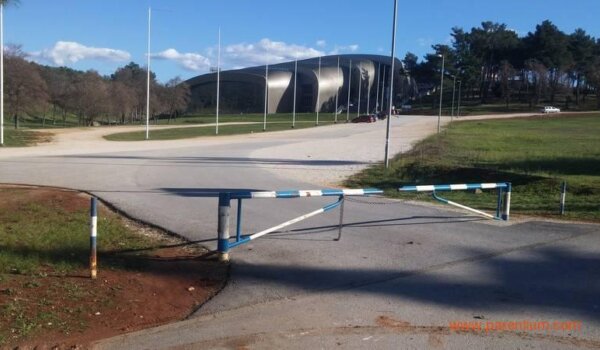 Odzvonilo rampi kod sportske dvorane na Žatiki