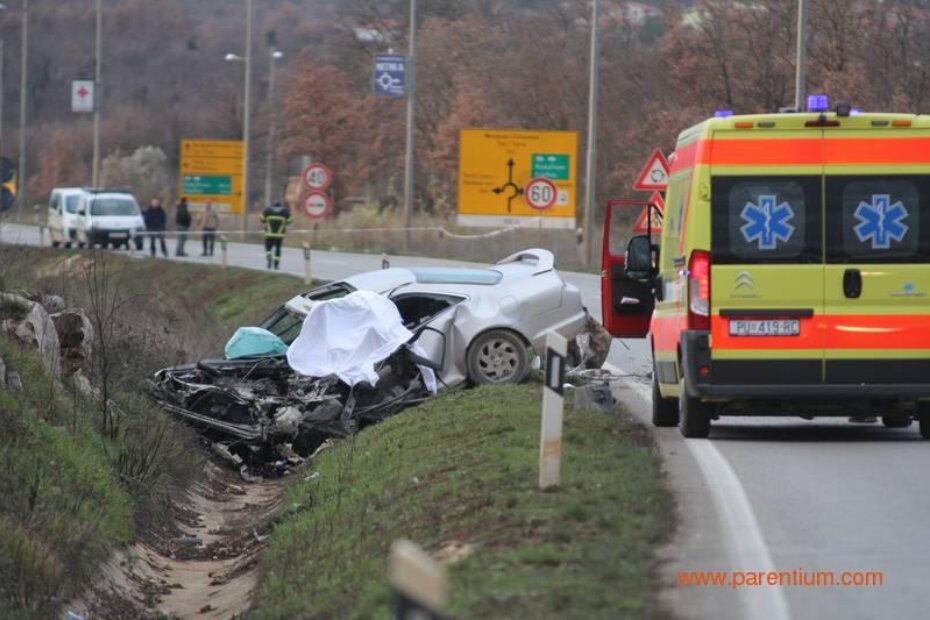 U nesreći je poginuo vozač osobnog automobila