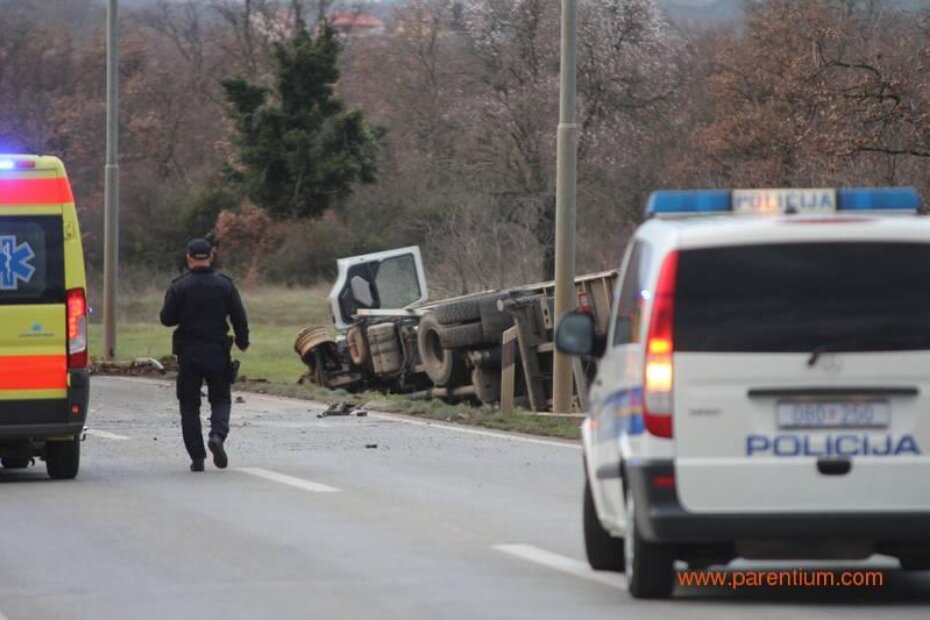Kamion se nakon sudara prevrnuo i završio u kanalu