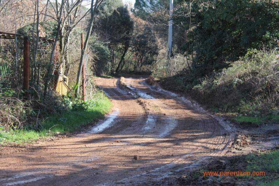 Sporedni put kojim strojevi na cestu iznose hrpetine blata