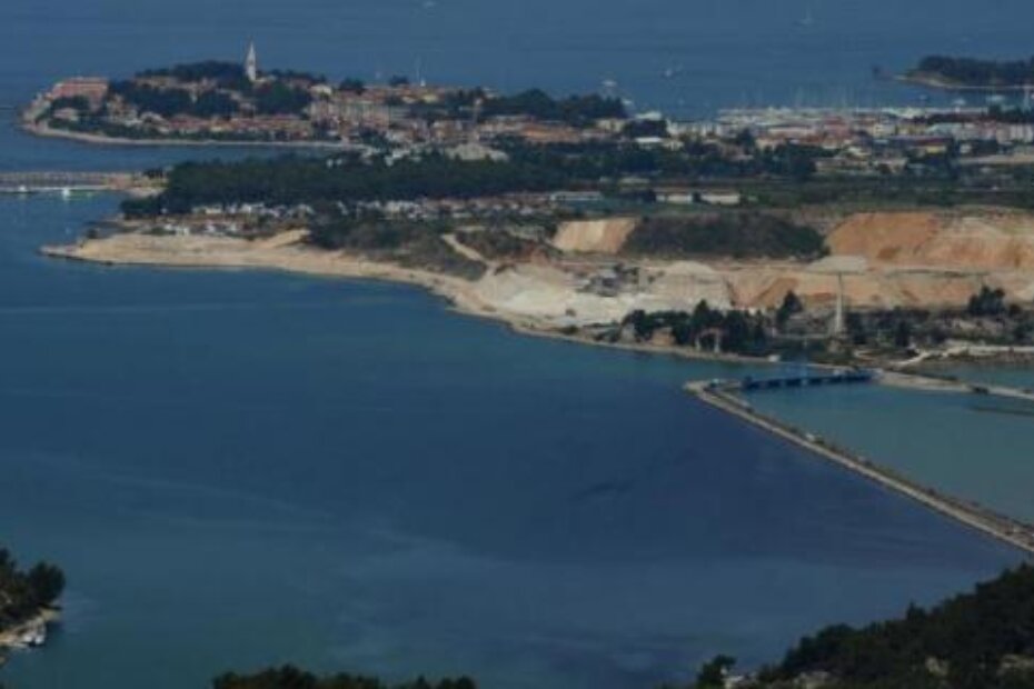 Kamenolom Antenal i u pozadini Novigrad (M. MIJOŠEK)