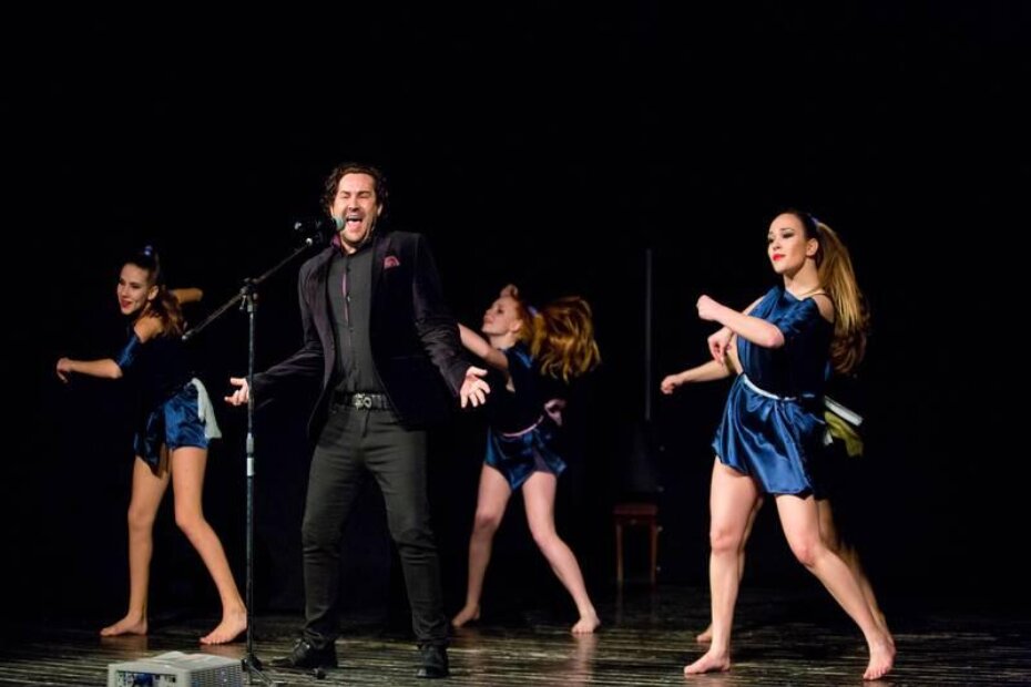 Boris Kosmač i plesačice MOT 08