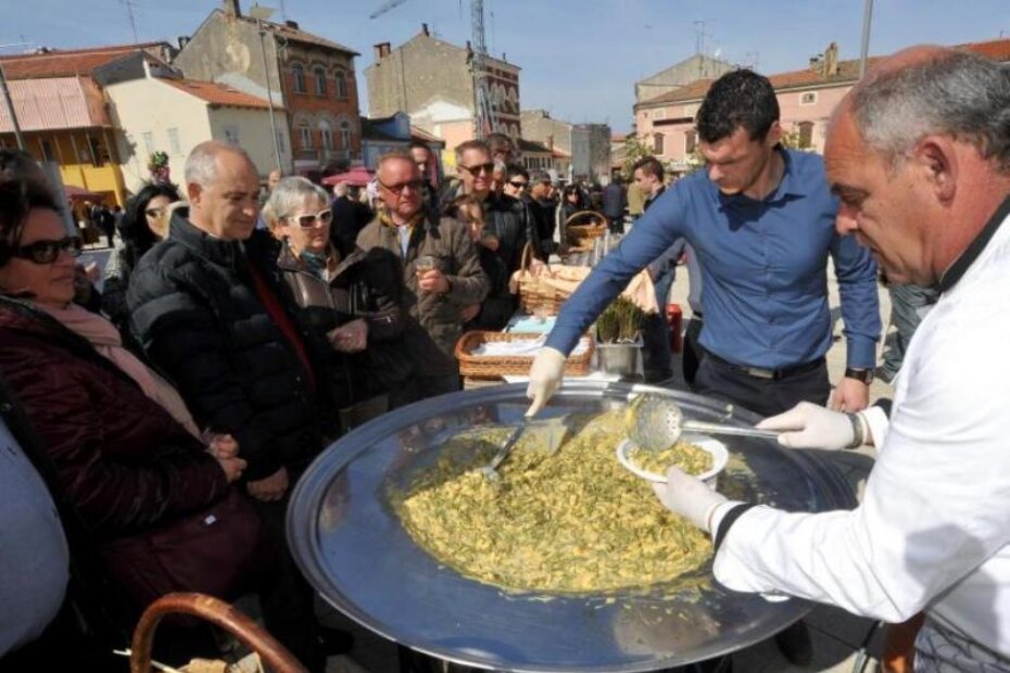 Uskršnji doručak na porečkom Trgu slobode (M. MIJOŠEK)