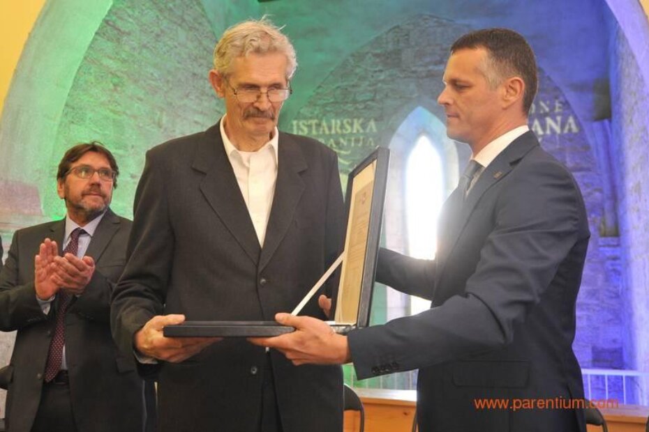 Drago Dika prima priznanje od župana Valtera Flege