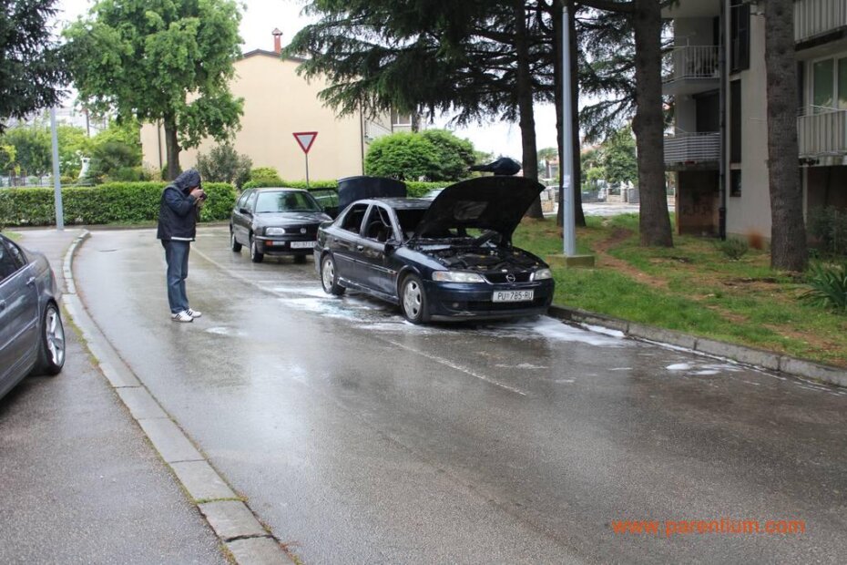 Požar na automobilu u Poreču podmetnut, osumnjičeni priveden