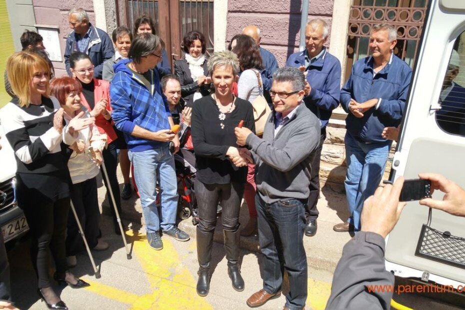 Gradonačelnik Edi Štifanić predao je ključeve vozila tajnici Društva invalida Poreč Sandri Brečevac